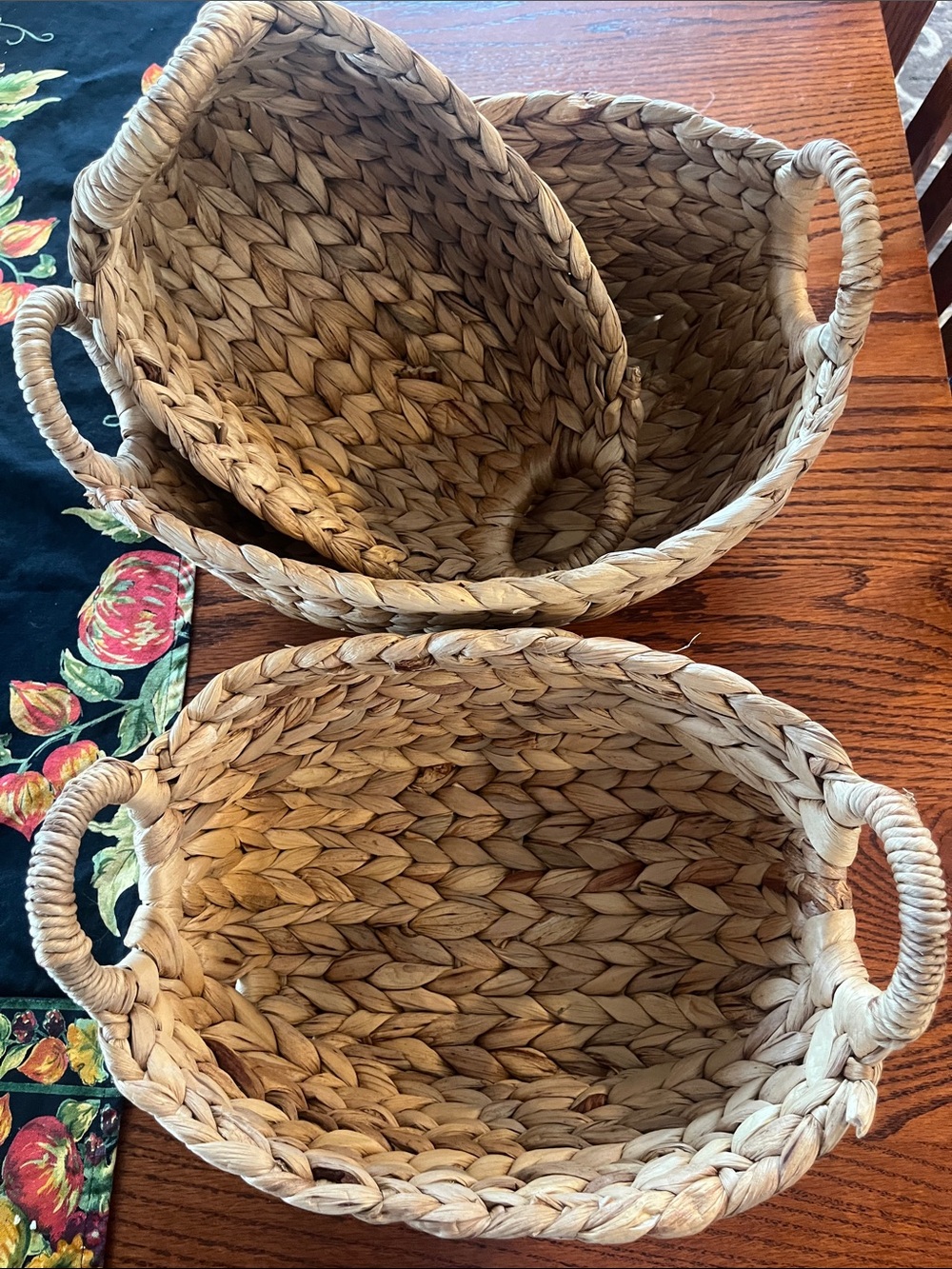 Set of 3 stackable wicker baskets used 1x